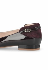 Ballet flat in vernice bordeaux con tacco in camoscio, dotate di una piccola fibbia argentata e tacco basso a blocco, finitura liscia e design elegante.