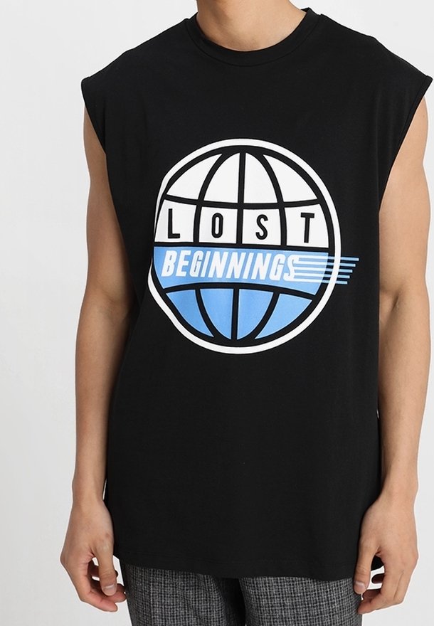 Sort ærmeløs t-shirt med et stort hvidt og blåt cirkulært grafisk design med teksten "LOST BEGINNINGS" centreret. Fremstillet af bomuldsmateriale.