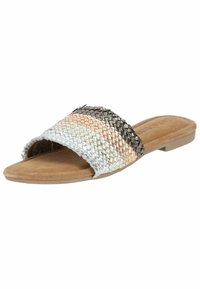 Chanclas trenzadas que presentan una parte superior multicolor en plata, rosa claro y marrón oscuro, con una plantilla suave en color tostado y suela plana.