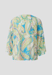 Kleurige T-shirt met korte mouwen, voorzien van een paisley patroon in blauw, geel en roze op een lichte achtergrond, met een relaxte pasvorm en zachte textuur.