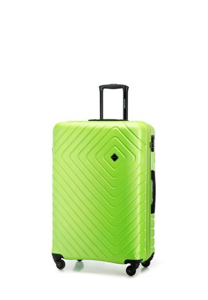 Valigia rigida verde con un design a strisce diagonali, dotata di manico retrattile e quattro ruote nere per una facile mobilità.