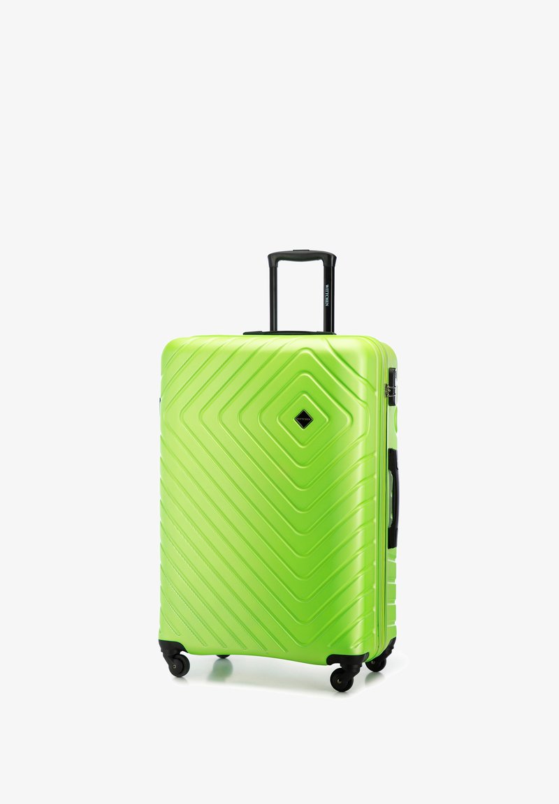 Zelený tvrdý kufr se šikmým proužkovaným vzorem, vybavený teleskopickou rukojetí a čtyřmi černými kolečky pro snadnou manipulaci.