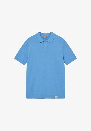 Kurzärmeliges blaues Poloshirt mit drei Knöpfen und einem kleinen weißen Etikett nahe dem Saum, flach auf weißem Hintergrund ausgelegt.