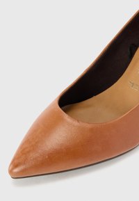 Tamaris Classic heels - cognac
