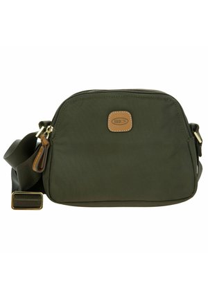 Bolso bandolera de nylon verde oliva con cierre de cremallera, detalle de cuero con logotipo, correa ajustable y forma rectangular.