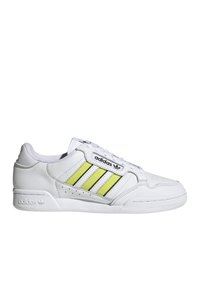 Fehér bőr sneaker három függőleges sárga és fekete csíkkal, perforált részletekkel az orrnál, és gumitalppal. Az oldalon a márka logója található.