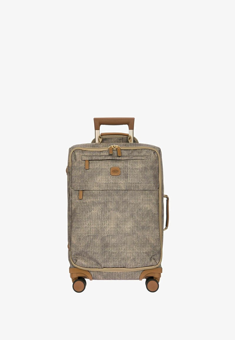 Valise à roulettes en tissu beige texturé avec des accents marron. Elle est équipée d'une poignée rétractable et d'une poche zippée à l'avant pour un accès facile.