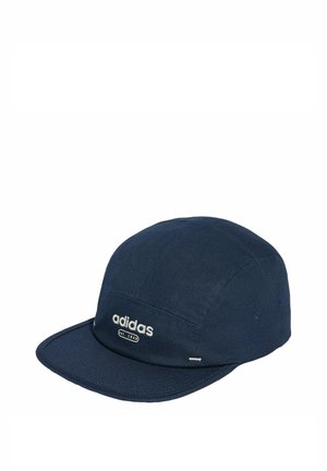 Cappellino Adidas blu navy con visiera curva, logo ricamato "adidas est. 1949" sul davanti e occhielli di ventilazione ai lati.