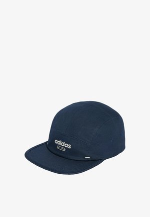 Cappellino Adidas blu navy con visiera curva, logo ricamato "adidas est. 1949" sul davanti e occhielli di ventilazione ai lati.