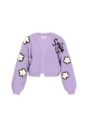 Lilla strikket cardigan med cropped design, der har sort og hvid blomsterapplikationer og ordet "Smile" broderet på forsiden.