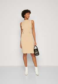 Guess BODYCON - Vabalt langev kleit - safari tan