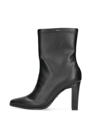 Stivale alla caviglia in pelle nera con punta affusolata, tacco alto sottile e dettaglio di cucitura sul bordo superiore, caratterizzato da una texture liscia e design minimalista.