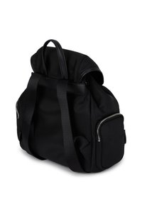Μαύρο σακίδιο πλάτης με δύο ρυθμιζόμενους ιμάντες ώμου, χερούλι στο επάνω μέρος, και πλευρική τσέπη με φερμουάρ, απεικονίζεται σε ελαφριά γωνία σε λευκό φόντο.