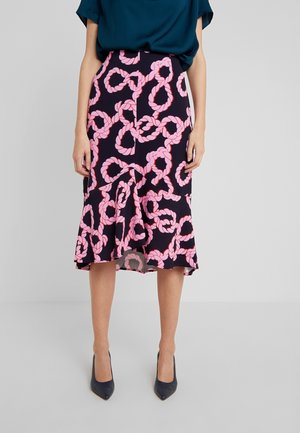 Jupe midi évasée bleu marine avec un motif de corde rose, présentant un ourlet montant. Tissu mat à la texture lisse.