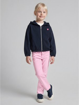 TOM TAILOR, TOM TAILOR STRICK & SWEATSHIRTS CROPPED HOODIE SWEATJACKE MIT STICKEREI - Sweater met rits - sky captain blue
