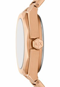 Reloj de pulsera en tono oro rosa con caja octogonal, superficie lisa y acentos pulidos. Presenta un prominente logo de AX en el lateral.