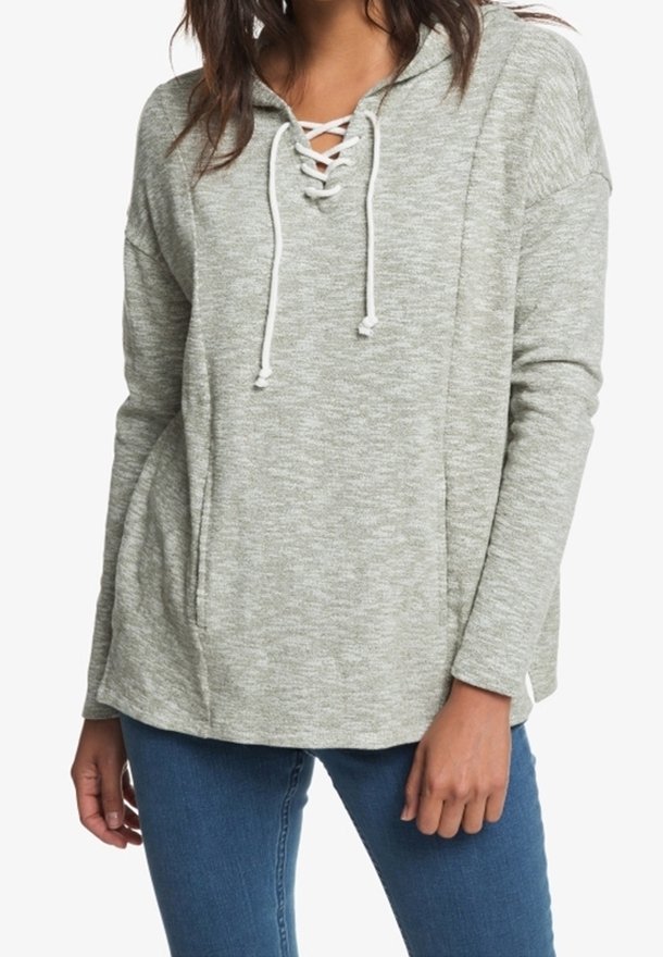 Sweat à capuche gris clair texturé avec un col à lacets et des cordons blancs. Il présente des manches longues et une coupe décontractée.