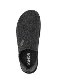 Grijze gevoerde slipper met een afgeronde neus, instapontwerp, gestructureerd oppervlak en een ronde logo-accent aan de zijkant. Zwarte rubberen zool.