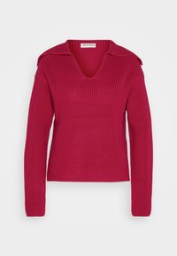 Pull tricoté rouge framboise à manches longues avec col large et encolure en V, présenté sur fond blanc.