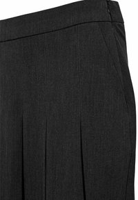 Schwarze plissierte Hose aus strukturiertem Stoff, mit flachem Taillenbund und Seitentaschen, hervorgehoben durch subtile Nähte.