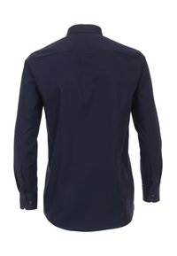 Navyblaues Langarmhemd mit Button-down-Kragen, das über eine glatte Textur und eine taillierte Passform verfügt. Mit schwarzen Knöpfen an den Manschetten und am Rücken.