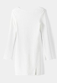 Robe blanche à manches longues en tissu texturé, encolure dégagée, fentes latérales et coupe ajustée. Motifs en relief répartis uniformément sur toute la surface.