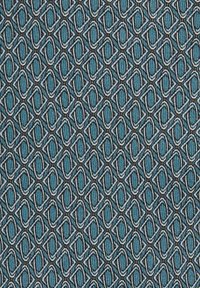 Tissu présentant un motif diamantaire répété en teal, bordé de noir et de blanc, avec une surface en tissu texturée.