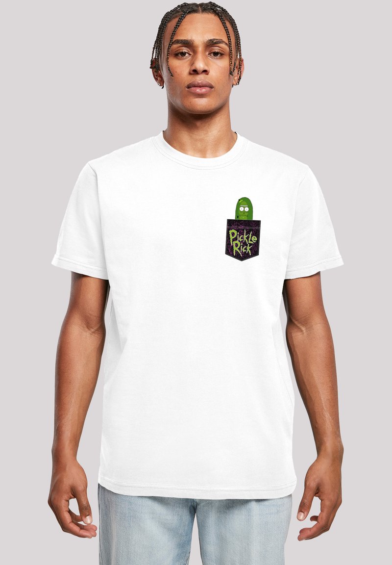 Biele bavlnené tričko s dizajnom vrecka a zelenou postavičkou uhorky s okuliarmi, s čiernym a fialovým textom "Pickle Rick" pod ním.
