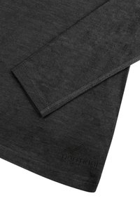 Schwarzes Langarmshirt mit glatter Textur, featuring ein Logo mit Bergdesign nahe dem Saum und sauberem Stich entlang der Kanten.