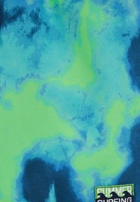 Tiesimo audinys ryškių mėlynų ir žalių atspalvių, turintis švelnią tekstūrą ir siuvinėtą ženklelį su užrašu "VASAROS BAMBIKA".