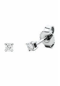 Hõbedased stud-kõrvarõngad, millel on ümmargused selged gemmood. Igal kõrvarõngal on prongitoode, poleeritud tagus ja liblikasulgu.