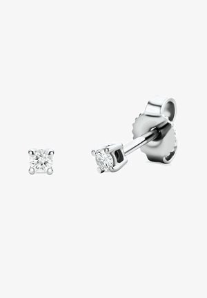 Pendientes de plata con piedras preciosas redondas y transparentes. Cada pendiente tiene un engaste de garras con un soporte trasero pulido y un cierre tipo mariposa.