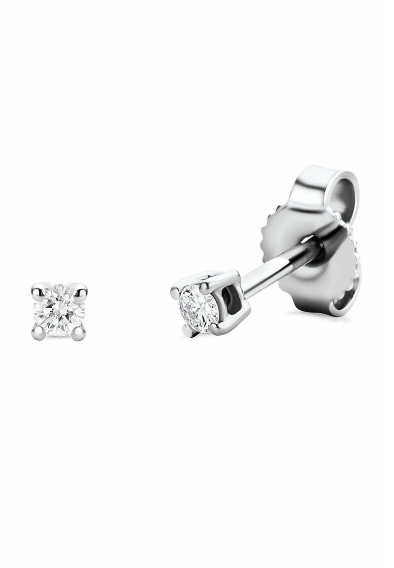 Hõbedased stud-kõrvarõngad, millel on ümmargused selged gemmood. Igal kõrvarõngal on prongitoode, poleeritud tagus ja liblikasulgu.