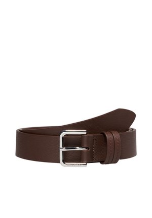 Ceinture en cuir marron foncé avec fini texturé, pliée et maintenue par une boucle rectangulaire argentée brillante.