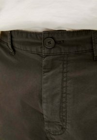 Pantaloni din bumbac verde închis, cu închidere prin buton, buzunare frontale și detalii de cusătură vizibile. Textură netedă și croi ajustat.