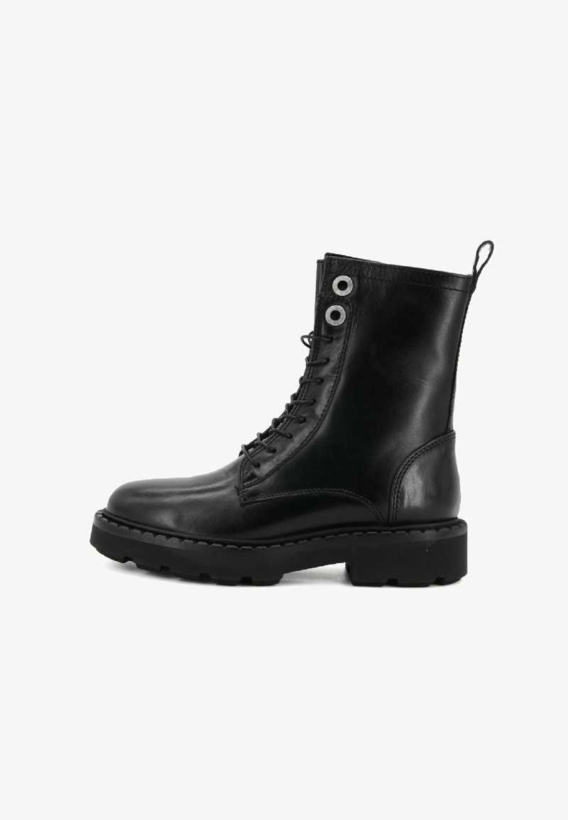 Schwarze Leder-Schnürstiefel mit runder Zehenform, robuster Sohle und zwei großen Ösen. Glatte Textur mit einer genähten Linie entlang der Sohle.