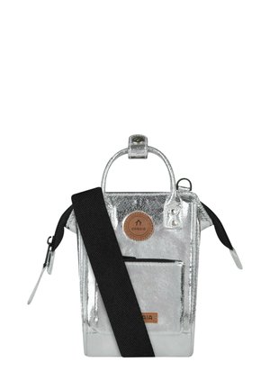 Silberne Metallic-Handtasche mit rechteckiger Form, Tragegriff oben und verstellbarem schwarzen Schulterriemen. Verfügt über eine vordere Reißverschlusstasche und ein Lederlogo.