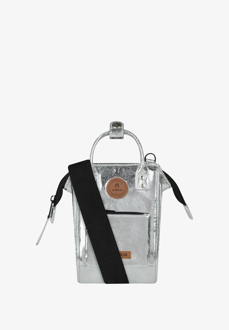 Silberne Metallic-Handtasche mit rechteckiger Form, Tragegriff oben und verstellbarem schwarzen Schulterriemen. Verfügt über eine vordere Reißverschlusstasche und ein Lederlogo.