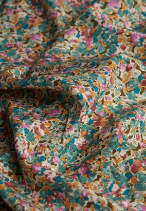 Blumiger Baumwollstoff mit einem Muster aus türkisfarbenen, rosa und orangen Blumen auf einem cremefarbenen Hintergrund, mit einem weichen, texturierten Fall.
