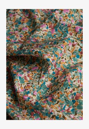 Blumiger Baumwollstoff mit einem Muster aus türkisfarbenen, rosa und orangen Blumen auf einem cremefarbenen Hintergrund, mit einem weichen, texturierten Fall.