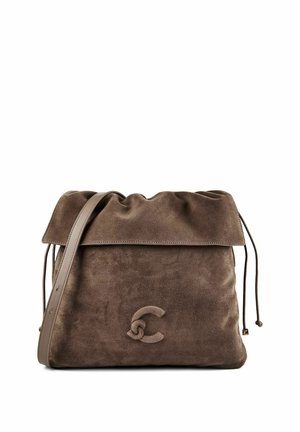 Sac à épaule en daim marron avec rabat, bandoulière réglable et logo "C" embossé et entrelacé à l'avant.