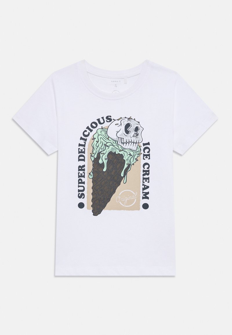 T-shirt en coton blanc avec un graphique d'un cornet de glace en forme de crâne, le texte indique "GLACE SUPER DELICIEUSE", accompagné d'un logo circulaire.