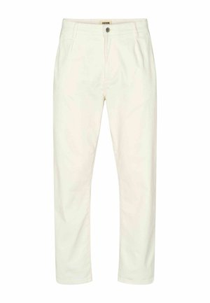 Pantaloni in denim bianco con chiusura a bottone e cerniera, passanti per cintura e tasche anteriori, mostrati stesi su uno sfondo bianco.