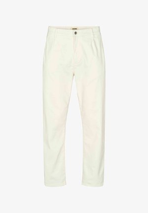 Bijele traper hlače s kopčanjem na dugme i patentni zatvarač, petljama za remen i prednjim džepovima, prikazane ravno na bijeloj pozadini.