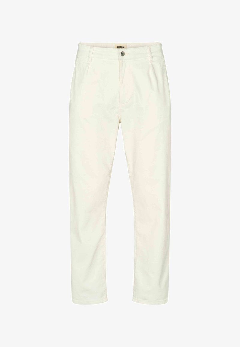 Pantalon en denim blanc avec fermeture à boutons et fermeture éclair, passants pour ceinture et poches avant, présenté à plat sur un fond blanc.