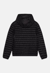 Giubbotto piumino nero con cappuccio, caratterizzato da un design trapuntato e polsini elasticizzati. Materiale leggero con una texture liscia e vestibilità slim.