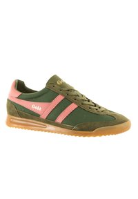 Zapatillas deportivas verdes y rosas con un upper de gamuza texturizada y malla, que cuentan con rayas en contraste y una suela de goma.