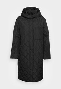 Abrigo largo acolchado negro con capucha, que presenta un cierre a presión, un bolsillo de parche y un patrón de diamante texturizado. Material suave.
