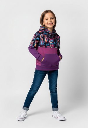 Fioletowa bluza z kapturem z kolorowym nadrukiem sowy na kapturze, długimi rękawami i przednią kieszenią, zestawiona z ciemnoniebieskimi jeansami i białymi trampkami.