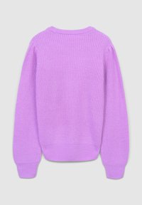Maglione lavorato a maglia di un delicato colore viola chiaro, con scollatura rotonda e maniche lunghe. Presenta polsini e orlo a coste, mettendo in evidenza un motivo di lavorazione a maglia testurizzato.